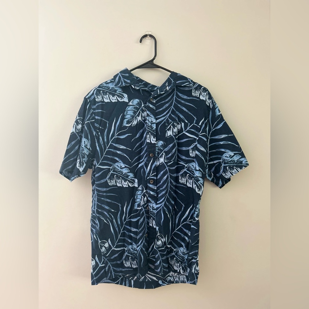 Men’s small foliage print button shirt.